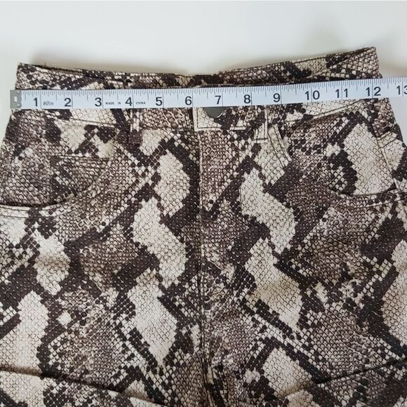 H&M high waist snakeskin pattern shorts 4 - Picture 10 of 11